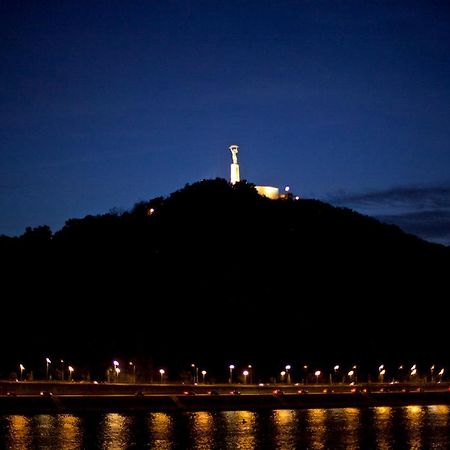 Pelicanstay At Riverside Danube Budapest Exterior photo