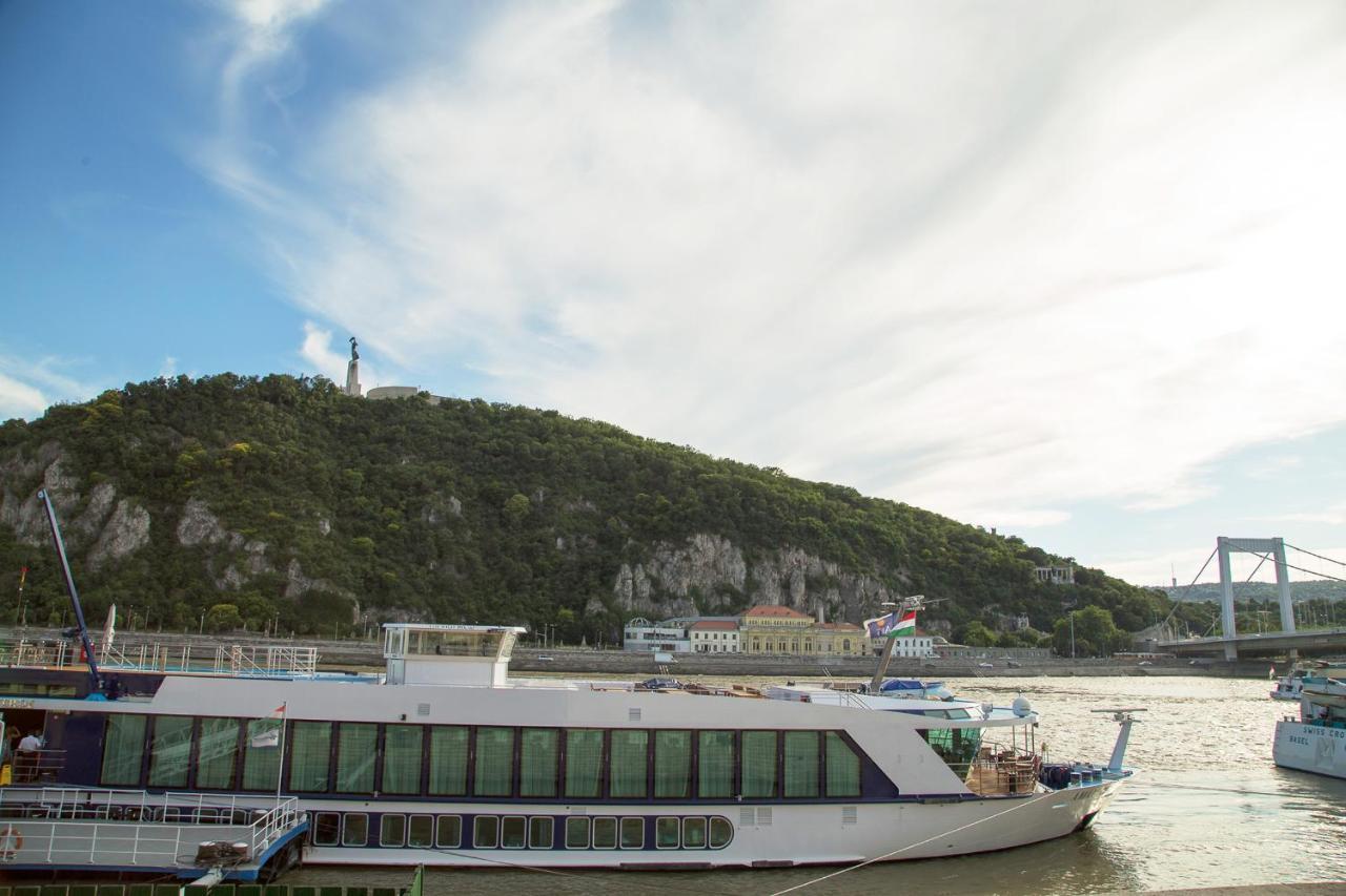 Pelicanstay At Riverside Danube Budapest Exterior photo